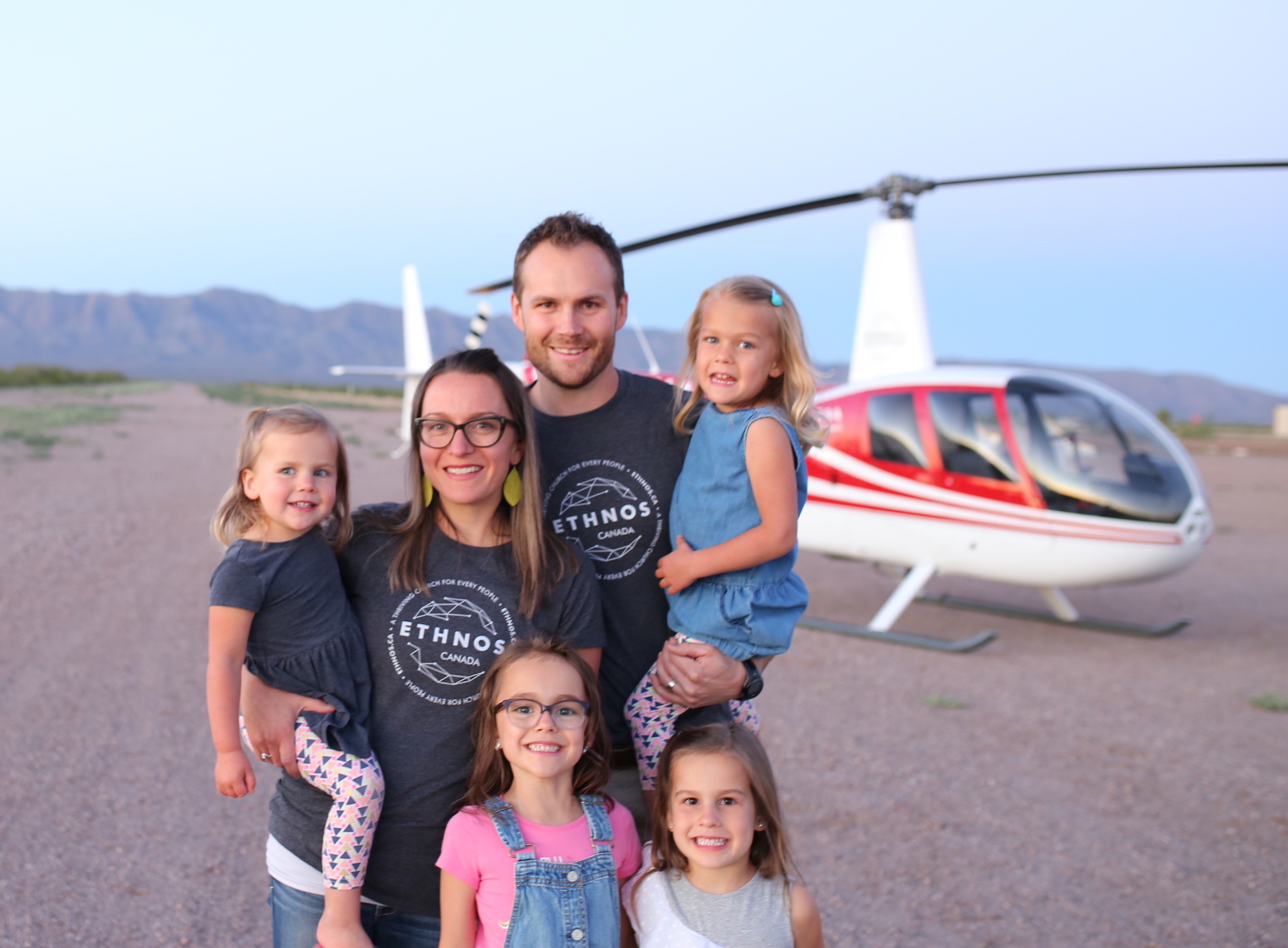 man and woman with their 4 daughters in Arizona with a helicopter